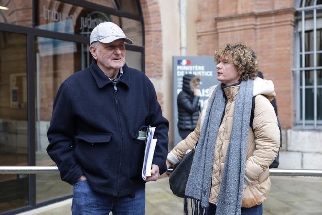 L’homme qui a jeté un œuf sur la tête de Jordan Bardella, à la fin de novembre à Moissac, s’entretient avec un membre de son comité de soutien avant son procès, devant le palais de justice de Montauban, vendredi 9 janvier 2026.