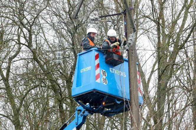Des employés du fournisseur d’électricité Enedis travaillent à la réparation des lignes électriques endommagées par la tempête Goretti, à Duisans, dans le nord de la France, le 9 janvier 2026.