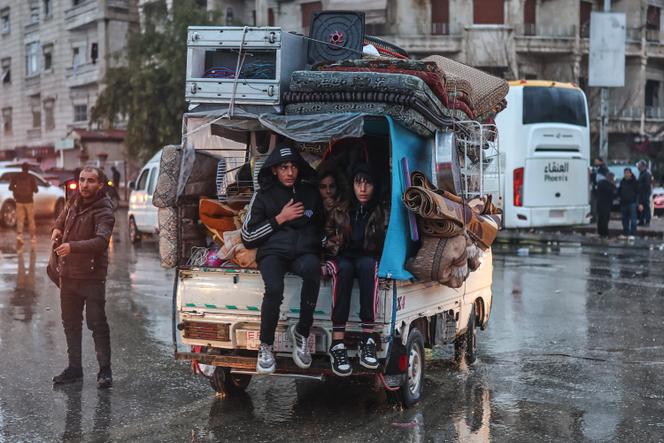 Residents flee the Sheikh Maqsoud neighborhood of Aleppo, Syria, on January 9, 2026, 