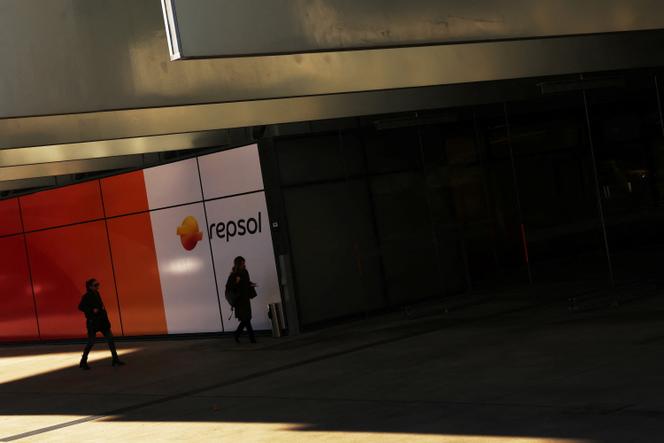 Devant le siège de Repsol à Madrid, le 9 janvier 2026.