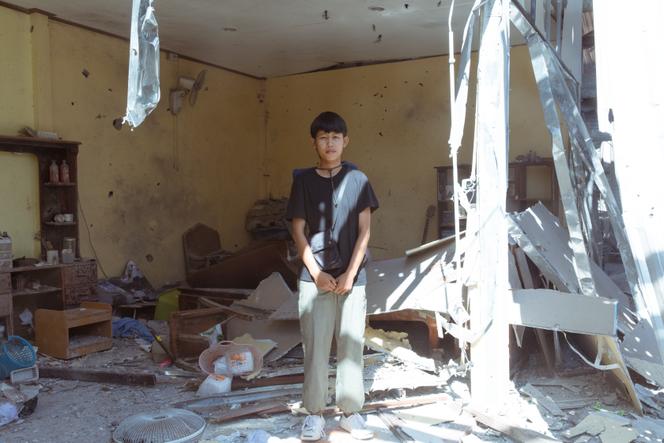 Thanaporn Rattanasongkhram, 24 ans, devant dans sa maison endommagée par un obus, dans la province de Surin (Thaïlande), le 5 janvier 2026.
