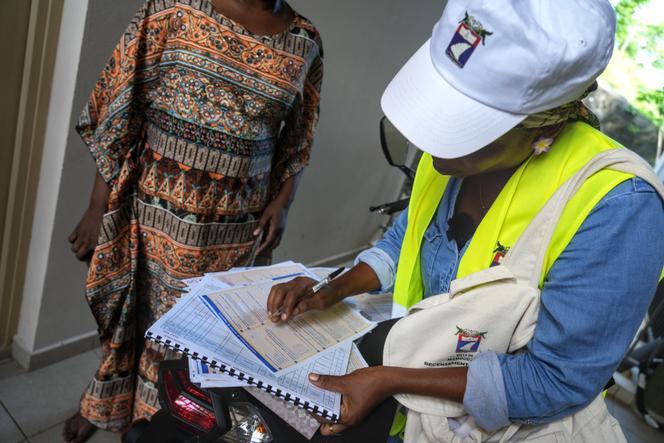 Un agent recenseur recueille des informations auprès d’une habitante de Mamoudzou (Mayotte), le 2 décembre 2025.
