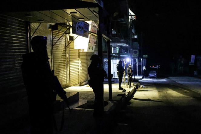 Les forces de sécurité intérieure syriennes sécurisent les rues alors qu’elles pénètrent dans la ville d’Alep, pendant la nuit du 8&nbsp;au 9&nbsp;janvier 2026.