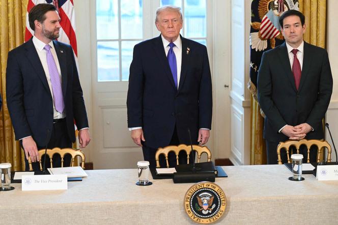De gauche à droite : le vice-président américain J. D. Vance, le président américain Donald Trump et le secrétaire d’Etat américain Marco Rubio, lors d’une réunion avec des dirigeants de compagnies pétrolières américaines à Maison Blanche à Washington, vendredi 9 janvier 2026. 