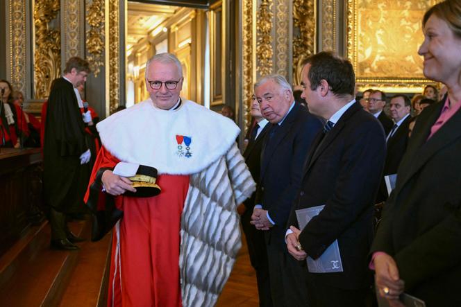 Le procureur de la Cour de cassation, Remy Heitz, passe devant le président du Sénat, Gérard Larcher, le premier ministre, Sébastien Lecornu, et la présidente de l’Assemblée nationale, Yaël Braun-Pivet, lors de l’audience solennelle de rentrée de la Cour de cassation, au Palais de justice de Paris, le 9 janvier 2026.