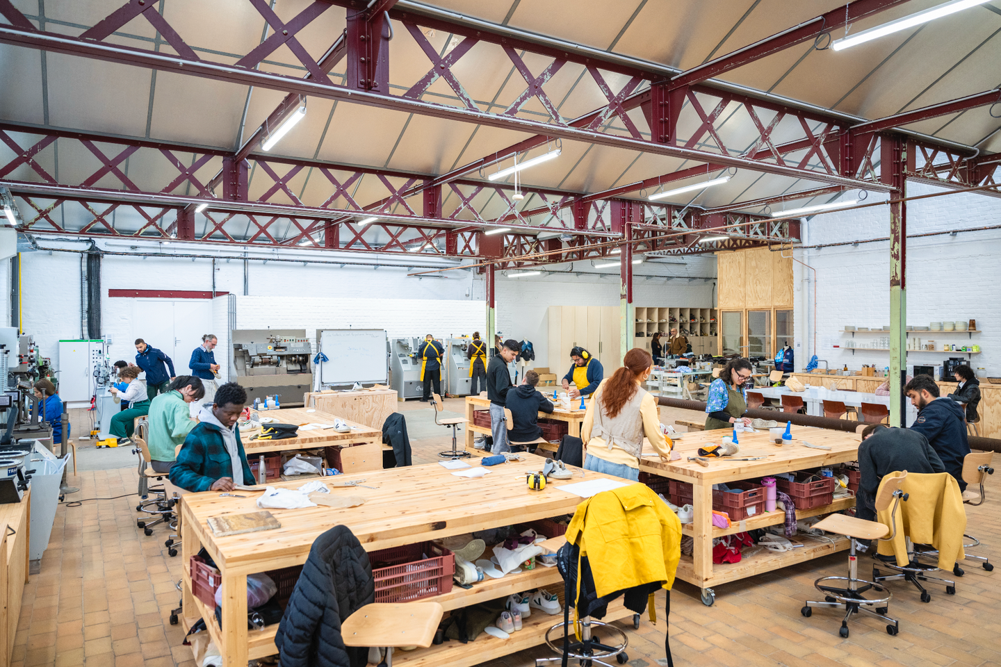 Raccommoder des baskets pour sauver la planète : le pari de l’Ecole de la réparation
