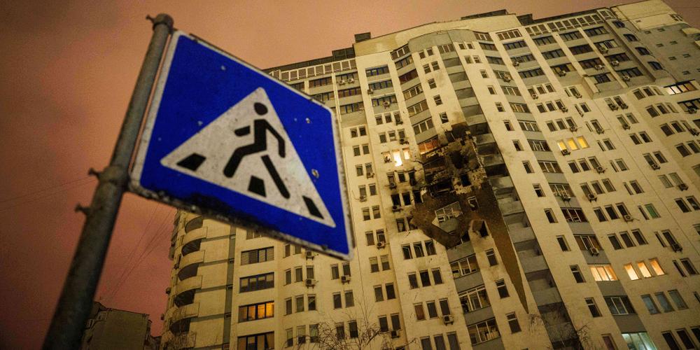 Après l’attaque russe sur Kiev, le 9 janvier 2026. - EVGENIY MALOLETKA/AP