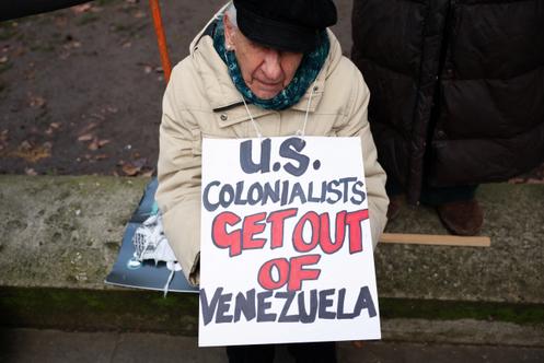 Une pancarte sur laquelle on peut lire « Colonialistes américains, quittez le Venezuela », devant Downing Street, à Londres, le 10 janvier 2026.