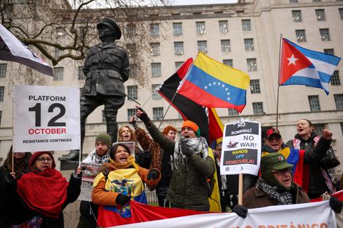Un rassemblement devant Downing Street, pour appeler le gouvernement britannique à s’opposer à l’intervention américaine au Venezuela, à Londres, le 10 janvier 2026.