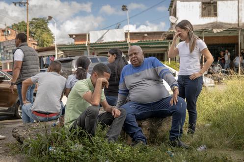 Des proches de détenus attendent des nouvelles concernant d’éventuelles libérations, devant la prison Rodeo I, à Guatire, au Venezuela, le 9 janvier 2026.