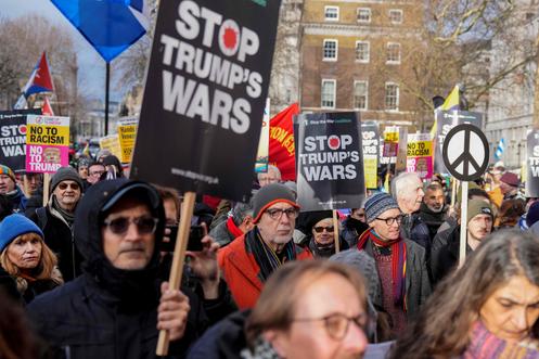 Une manifestation devant Downing Street, dans le centre de Londres, pour appeler le gouvernement britannique à condamner l’attaque américaine au Venezuela, le 10 janvier 2026.