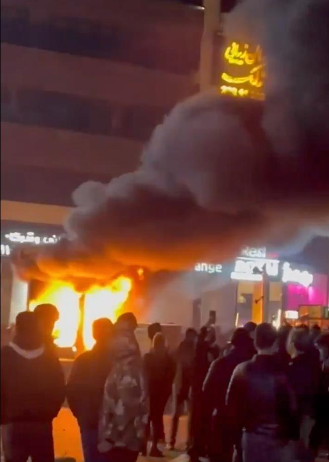 Cette image extraite d’une vidéo prise par une personne non employée par l’Associated Press et obtenue par AP hors d’Iran montre un incendie alors que des personnes manifestent à Téhéran, le vendredi 9 janvier 2026.
