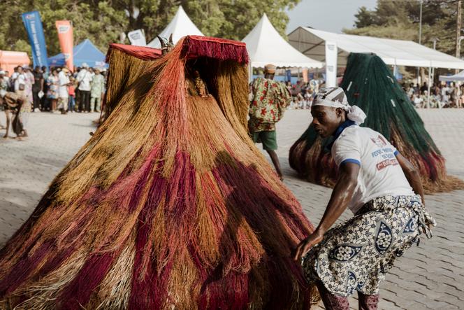 Un zangbeto – masques vodouns de veilleurs de nuit – tourne devant la plage de Ouidah, le 10 janvier 2026, pendant le festival vodoun.