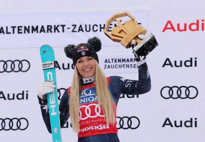 L’Américaine Lindsey Vonn célèbre sa victoire lors de la descente de la manche de Coupe du monde de Zauchensee, en Autriche, le 10 janvier 2026. 