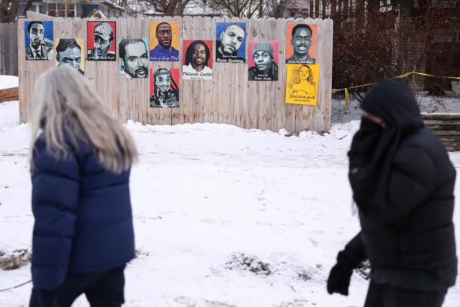 Des personnes se rassemblent près de l’endroit où Renee Nicole Good a été abattue par un agent du service d’immigration et des douanes des Etats-Unis (ICE), à Minneapolis, dans le Minnesota, le 10 janvier 2026.