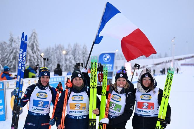 Julia Simon, Justine Braisaz-Bouchet, Océane Michelon et Lou Jeanmonnot après leur victoire lors du relais féminin de la Coupe du monde de biathlon à Oberhof (Allemagne), le 10 janvier 2026.