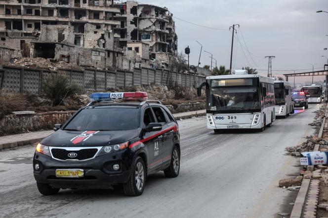 Des bus évacuent du quartier de Cheikh-Maqsoud, à Alep, des combattants de Forces démocratiques syriennes, selon la télévision syrienne, le 10 janvier 2026.