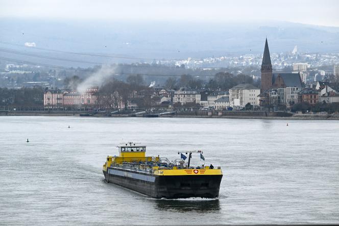 Une péniche commerciale navigue sur le Rhin, au large de Biebrich (Allemagne), le 5 janvier 2026.