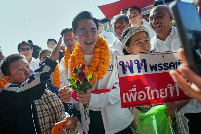 L’un des candidats au poste de premier ministre, Yodchanan Wongsawat du parti Pheu Thai, en campagne dans la province de Samut Sakhon (Thaïlande), le 6 janvier 2026.