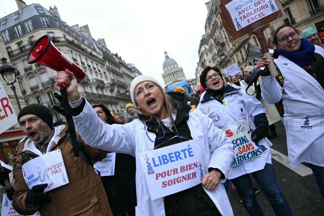 Un rassemblement organisé par des médecins libéraux devant le Panthéon, à Paris, le 10 janvier 2026.