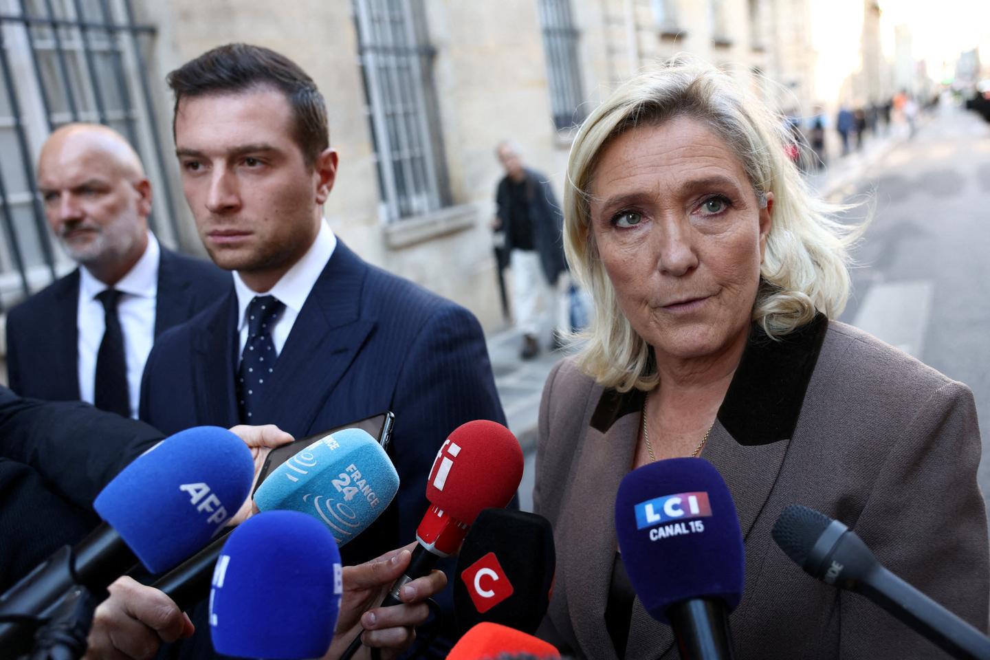 Marine Le Pen subit une érosion de son image : les électeurs du RN lui préfèrent Jordan Bardella