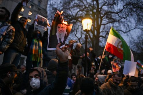 Un manifestant brandit une photo enflammée du guide suprême iranien, l’ayatollah Ali Khamenei, lors d’une manifestation de soutien au peuple iranien dans Downing Street, à Londres, le 11 janvier 2026.