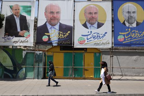 Le président du parlement iranien, alors candidat à la présidentielle, Mohammad Bagher Ghalibaf, sur des affiches électorales déployées dans une rue de Téhéran, le 27 juin 2024.