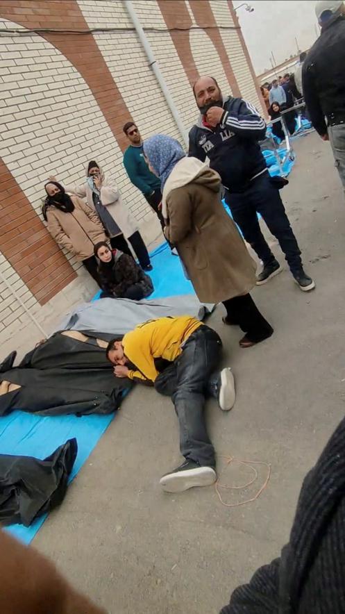 Une capture d’écran d’une vidéo diffusée sur les réseaux sociaux montre des corps dans des sacs mortuaires, devant le centre médico-légal Kahrizak, à Téhéran, le 11 janvier 2026.