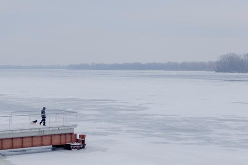 Une jetée s’avançant dans le Dniepr, partiellement gelé, à Kiev, le 11 janvier 2026.