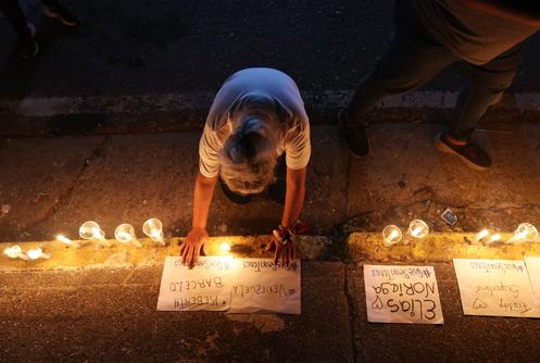 Les familles de prisonniers politiques vivent dans l’angoisse et l’espoir de retrouver leurs proches. Devant le centre pénitentiaire El Rodeo I, à Guatire, près de Caracas, où sont détenus des opposants au régime chaviste, le 10 janvier 2026.