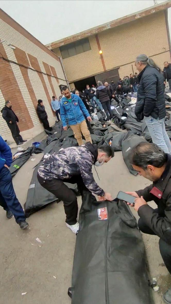 Une capture d’écran d’une vidéo diffusée sur les réseaux sociaux montre des corps dans des sacs mortuaires, devant le centre médico-légal Kahrizak, à Téhéran, le 11 janvier 2026.