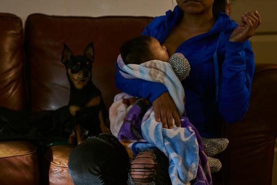 Daniela et son bébé de trois mois, chez elle à Denver (Colorado), le 7 janvier 2026.