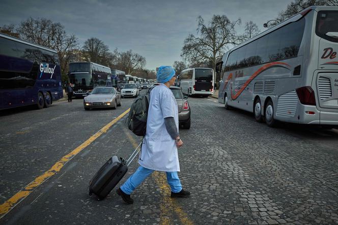 Une membre de l’intersyndicale de médecins libéraux français s’apprétant à monter dans un bus en partance pour la Belgique, à Paris, le 11 janvier 2026.