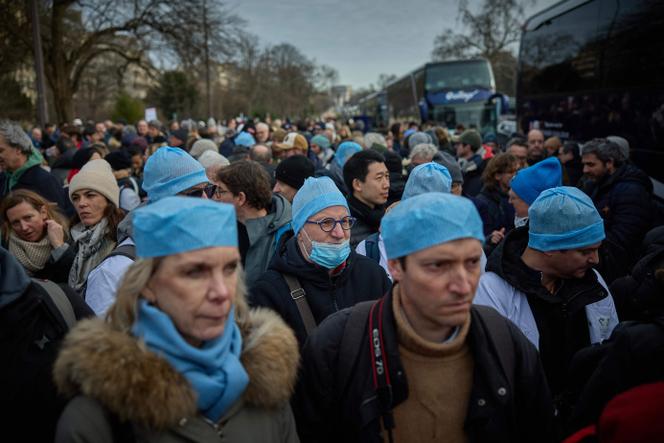 Des membres de l’intersyndicale de médecins libéraux français lors de leur « exode » en Belgique, à Paris, le 11 janvier 2026.