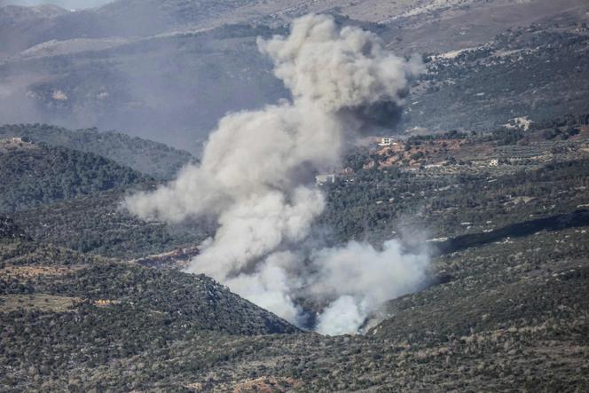 De la fumée s’élève du site d’une frappe aérienne israélienne qui a touché les flancs des collines près du village d’Al-Katrani, au sud du Liban, le 11&nbsp;janvier 2026.