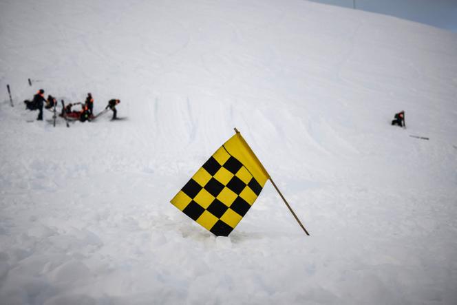 Un drapeau de signalisation de risque d’avalanche, dans la station des Deux Alpes (Isère), le 20&nbsp;décembre 2023.