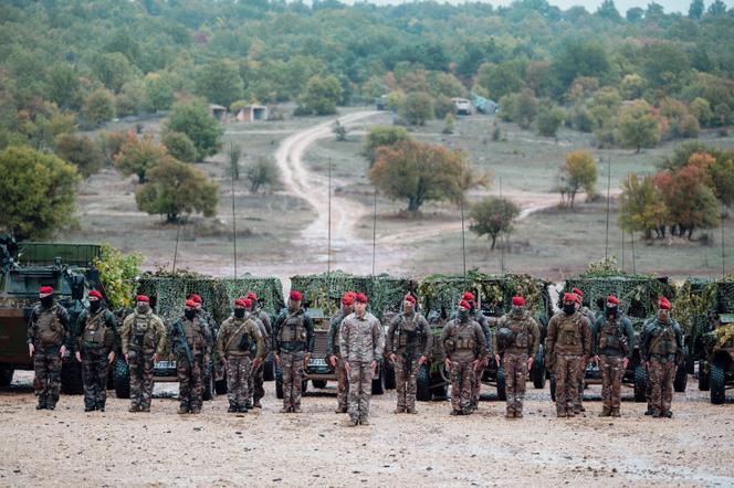 Des soldats français du 35e régiment de parachutistes, lors d’un exercice de simulation de combat sur la base de Canjuers (Var), le 20&nbsp;octobre 2025.