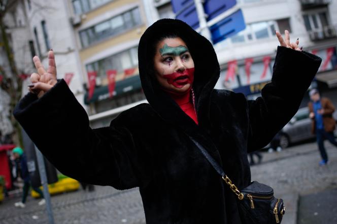 Une femme, le visage peint aux couleurs de l’Iran, lors d’un rassemblement en soutien au peuple iranien, à Istanbul (Turquie), le 11 janvier 2026.