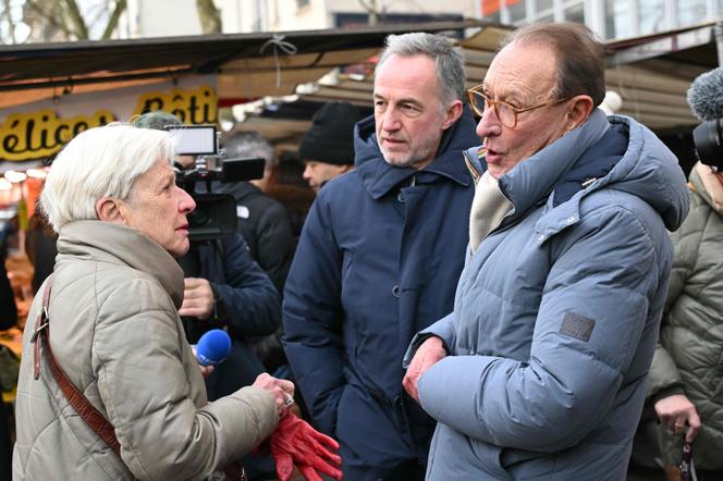 The socialist candidate for mayor of Paris, Emmanuel Grégoire (center) and former mayor Betrand Delanoë, on January 11 in the 13th arrondissement of the capital.