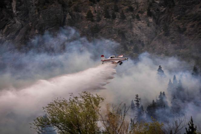Un avion pulvérise de l’eau pour éteindre un feu au mont Pirque, à El Hoyo, dans la région patagonienne de la province de Chubut, en Argentine, le 10 janvier 2026.