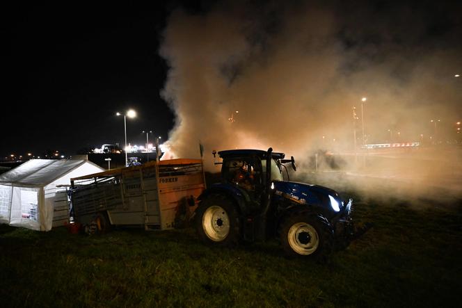 Un camion agricole est stationné à un rond-point, au port du Havre, dans le nord-ouest de la France, le 11 janvier 2026.