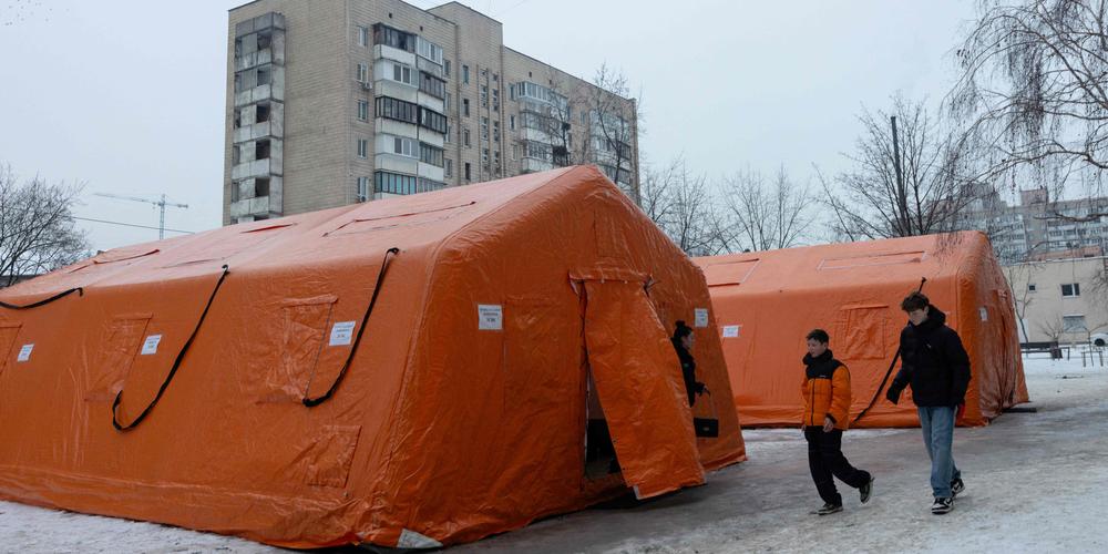 Des tentes au Point d’Invincibilité dans lesquelles les habitants peuvent recharger leurs appareils et se réchauffer, après les attaques de missiles et de drones russes contre les infrastructures énergétiques ukrainiennes. A Kiev, le 11 janvier 2026. - TETIANA DZHAFAROVA / AFP