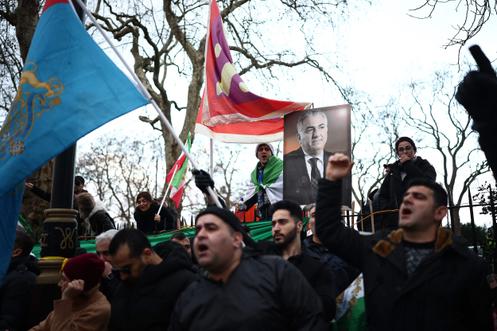 Devant l’ambassade de la République islamique d’Iran au Royaume-Uni, à Londres, le 12 janvier 2026.