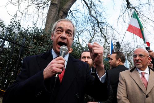 Le chef du parti d’extrême droite Reform UK, Nigel Farage, devant l’ambassade de la République islamique d’Iran, à Londres, le 12 janvier 2026.