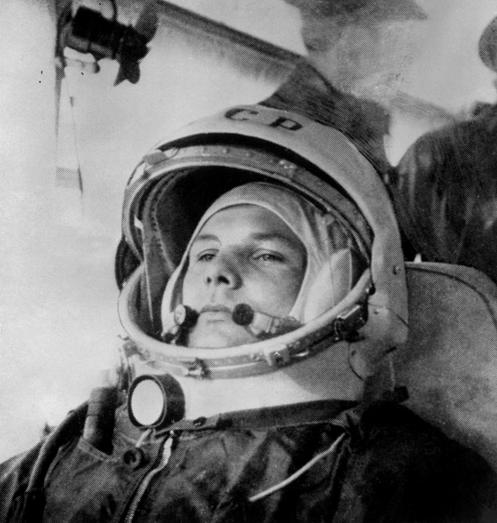 Yuri Gagarin (1934-1968), de 27 años, se prepara para abordar la nave espacial soviética Vostok-1, poco antes de despegar de la plataforma de lanzamiento de Baikonur, Kazajistán, el 12 de abril de 1961. Se convertirá así en el primer hombre en viajar al espacio y circunnavegar la Tierra.