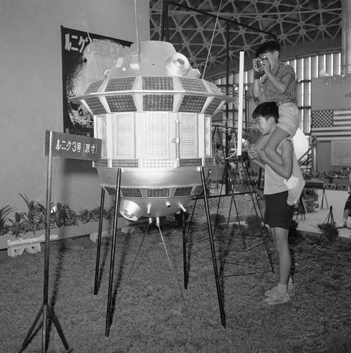 Un modelo del satélite ruso Lunik-3, presentado en una exposición espacial en Tokio, el 22 de julio de 1960.