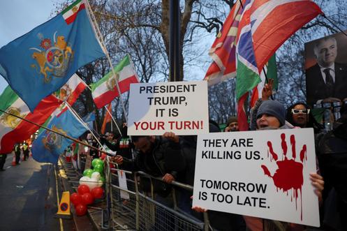 Devant l’ambassade de la République islamique d’Iran au Royaume-Uni, à Londres, le 12 janvier 2026.