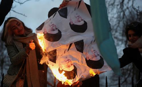 Des manifestants brûlent des photos du Guide suprême iranien, l’ayatollah Ali Khamenei, devant l’ambassade de la République islamique d’Iran, à Londres, le 12 janvier 2026.