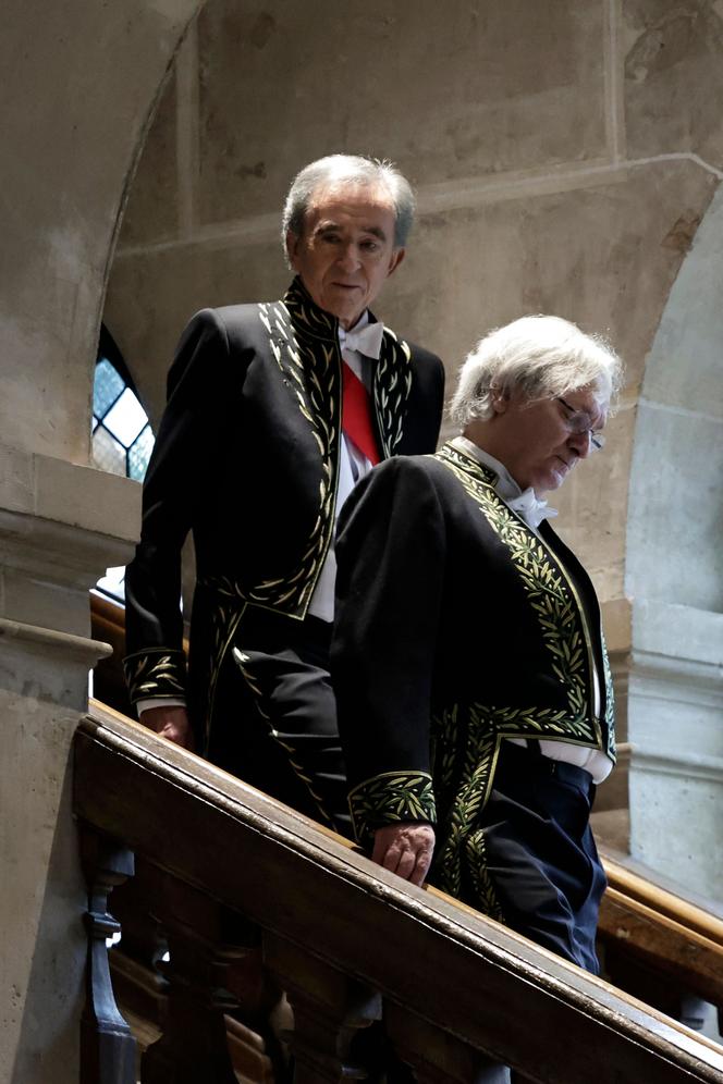 Bernard Arnault (à gauche) arrivant à sa cérémonie d’investiture en tant que membre de l’Académie des sciences morales et politiques, à Paris, le 12 janvier 2026. 