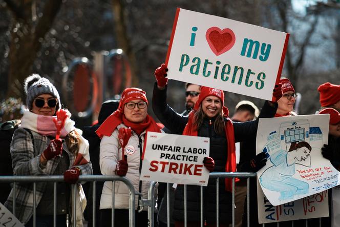 Des manifestants brandissent des banderoles tandis que des membres du syndicat des infirmières de l’Etat de New York défilent devant l’hôpital Mont Sinai lors de leur grève dans le quartier de Manhattan à New York, le 12 janvier 2026. 
